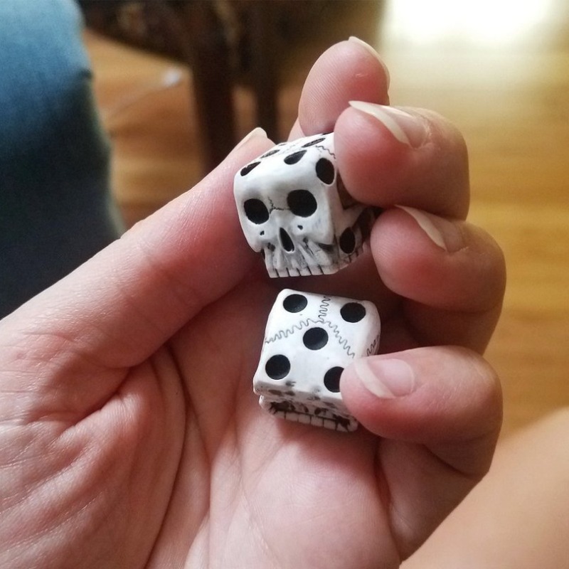 Halloween White Skull Resin Di - مراجعة Party Games No Equipment وسعره