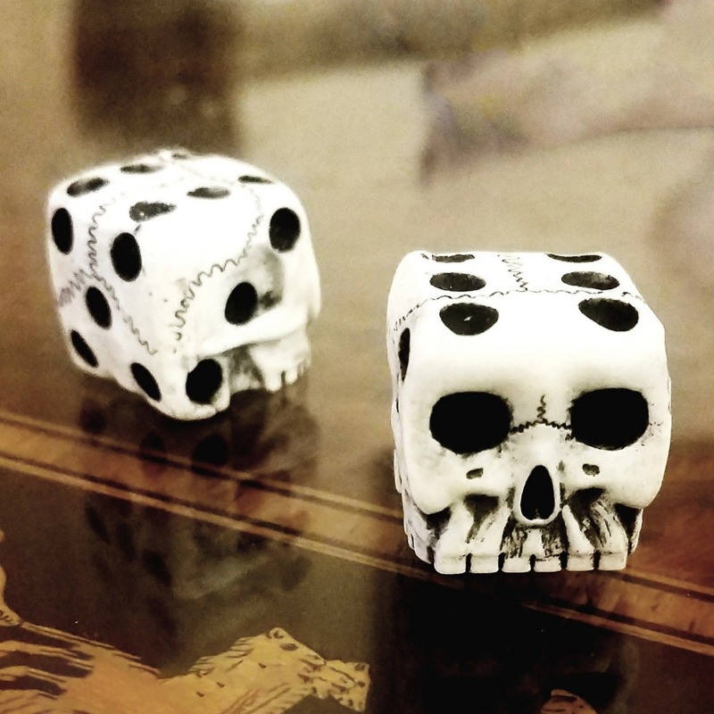 Halloween White Skull Resin Di - مراجعة Party Games No Equipment وسعره