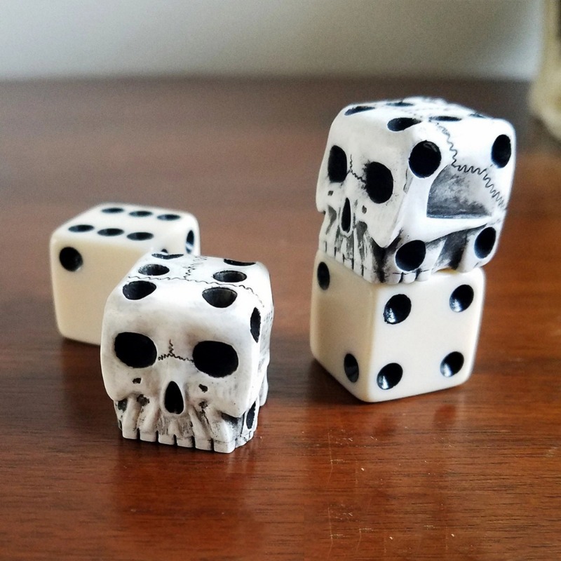Halloween White Skull Resin Di - مراجعة Party Games No Equipment وسعره